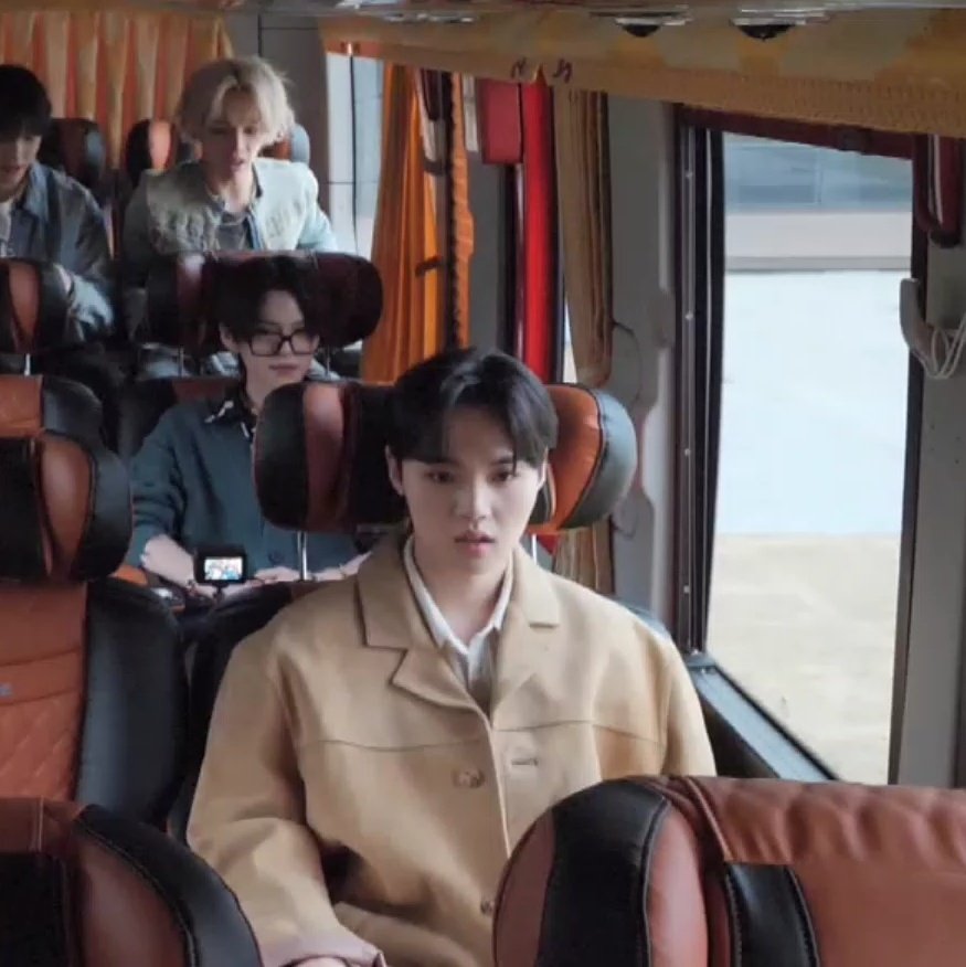 dosukhoon's tweet photo. doyoung gave his coat to seungji omg??? https://t.co/T27V178pD7