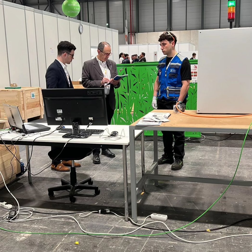 ZubietaLHII's tweet photo. [EUS] Zorionak Ibai! Zilarrezko domina #SpainSkills2024 Kontrol Industrial espezialitatean! Zorionak dominagatik eta hona iristeko egindako ibilbide eta lan guztiagatik, guztiz merezitako saria!
@FPeuskadi @tknika
@ikaslangipuzkoa @noaua @txintxarrieus https://t.co/DCgVhNGGu1
