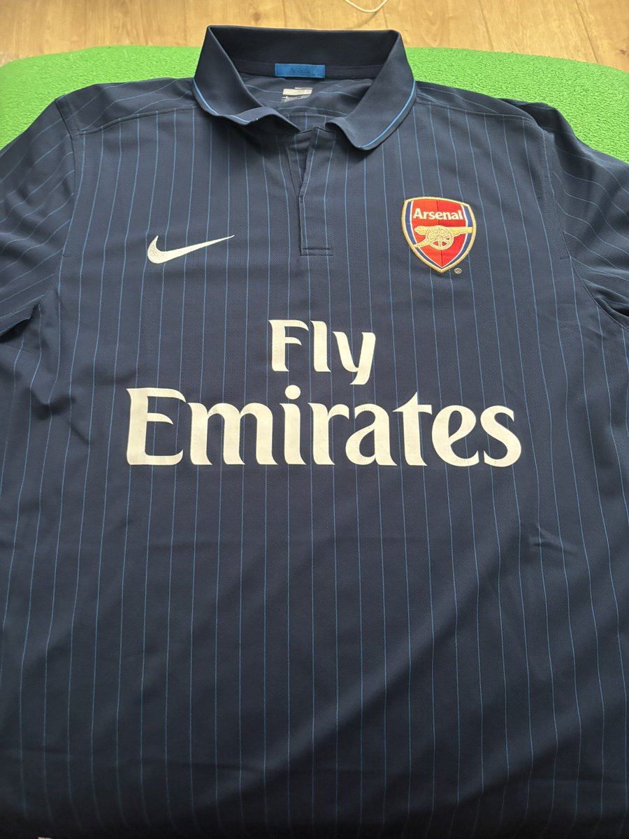 londonkro's tweet photo. This Arsenal 09/10 away shirt, in Large, is a really difficult one to find, especially at this price! Stick a good nameset on the back and it’ll be selling for twice this much. A tiny bit of cracking on the sponsor but otherwise superb condition. £39 delivered! #KFSS #AFC https://t.co/IUJ3BOsDqJ