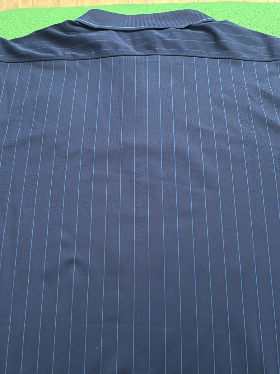 londonkro's tweet photo. This Arsenal 09/10 away shirt, in Large, is a really difficult one to find, especially at this price! Stick a good nameset on the back and it’ll be selling for twice this much. A tiny bit of cracking on the sponsor but otherwise superb condition. £39 delivered! #KFSS #AFC https://t.co/IUJ3BOsDqJ
