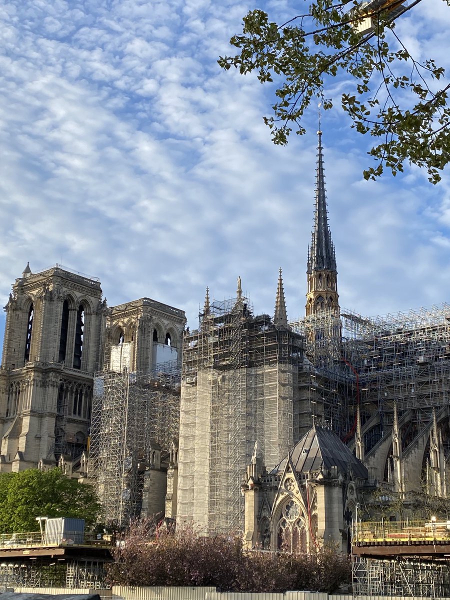 La re-naissance de @notredameparis avec sa nouvelle flèche, sous le ciel printanier de #Paris. 📸 @BFleurot #photo