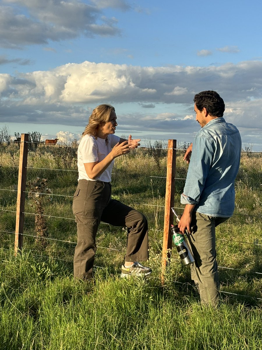 isaadami15's tweet photo. Sin dudas me quedo con esta postal! @icordero10 y @lauraraffo hablando sobre el sector agropecuario y todos los puestos de trabajo que genera, intercambiando sobre las ideas para seguir avanzando en un país de mayor desarrollo para todos. 
Que orgullo compartir este camino con ellos dos! 🤍💙