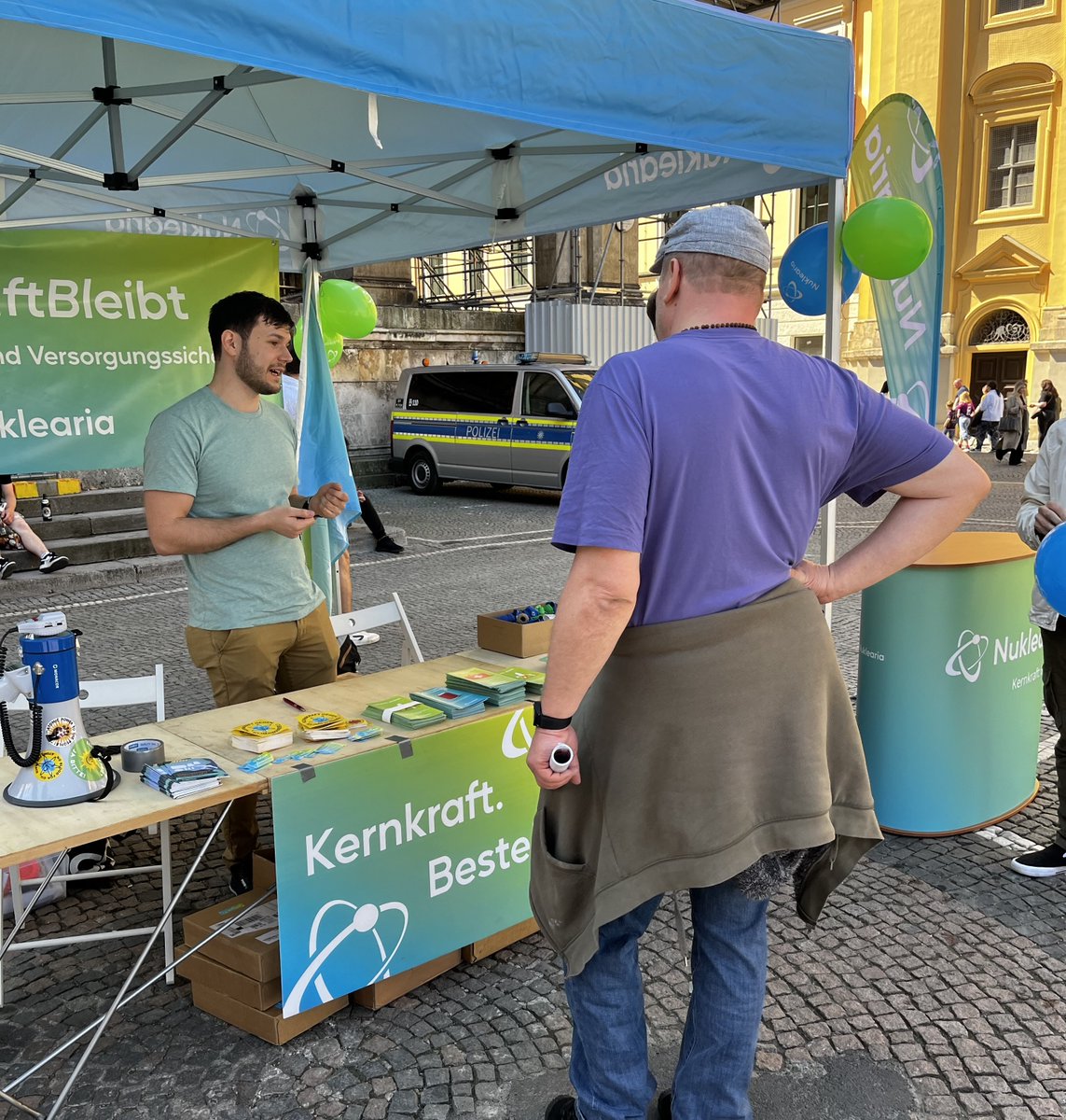 Nuklearia's tweet image. In München gab es heute bei tollem Wetter viele interessante Gespräche mit Passanten, die sich für Kernkraft begeisterten. Schön, dass es im Süden der Republik besonders viele Freunde der Kernspaltung zu geben scheint. #Kernkraft rocks! 🤘
