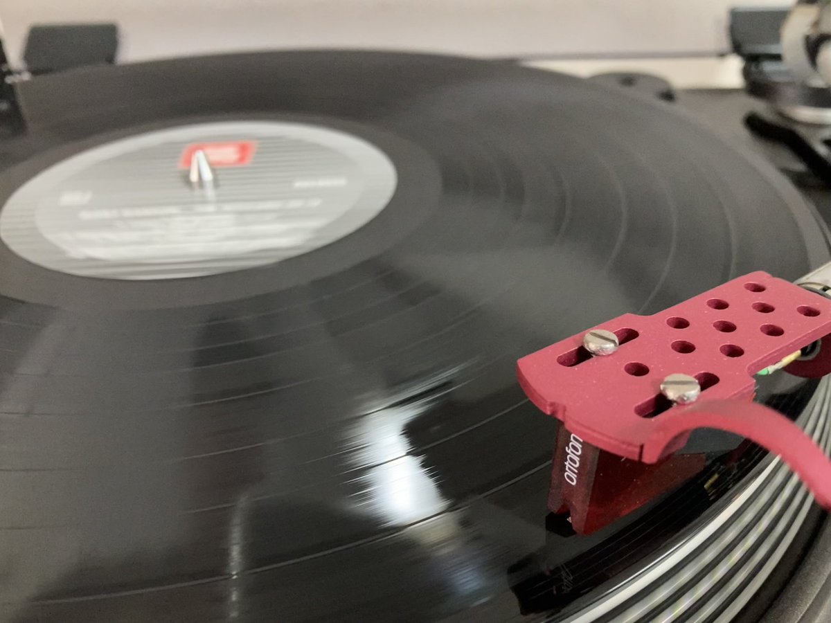 #nowspinning #vinyl #vinylrecords #vinylcollector #vinyladdict #vinylcollection #vinylcommunity #mortgarson #moog #electronicmusic

Mort Garson - The Wozard of Iz: An Electronic Odyssey 
1968, (2019, 180g reissue, 45rpm [still on 1 lp!],) Audio Clarity