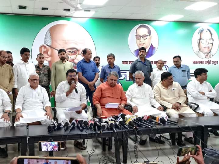 khalidanwarind's tweet photo. जदयू परिवार में आप का स्वागत है जनाब अहमद अश्फ़ाक करीम साहब पूर्व संसद राज्य सभा, बिहार के मुसलमानों ने ठाना है लालू परिवार को भगाना है https://t.co/Njcu17b2Vj