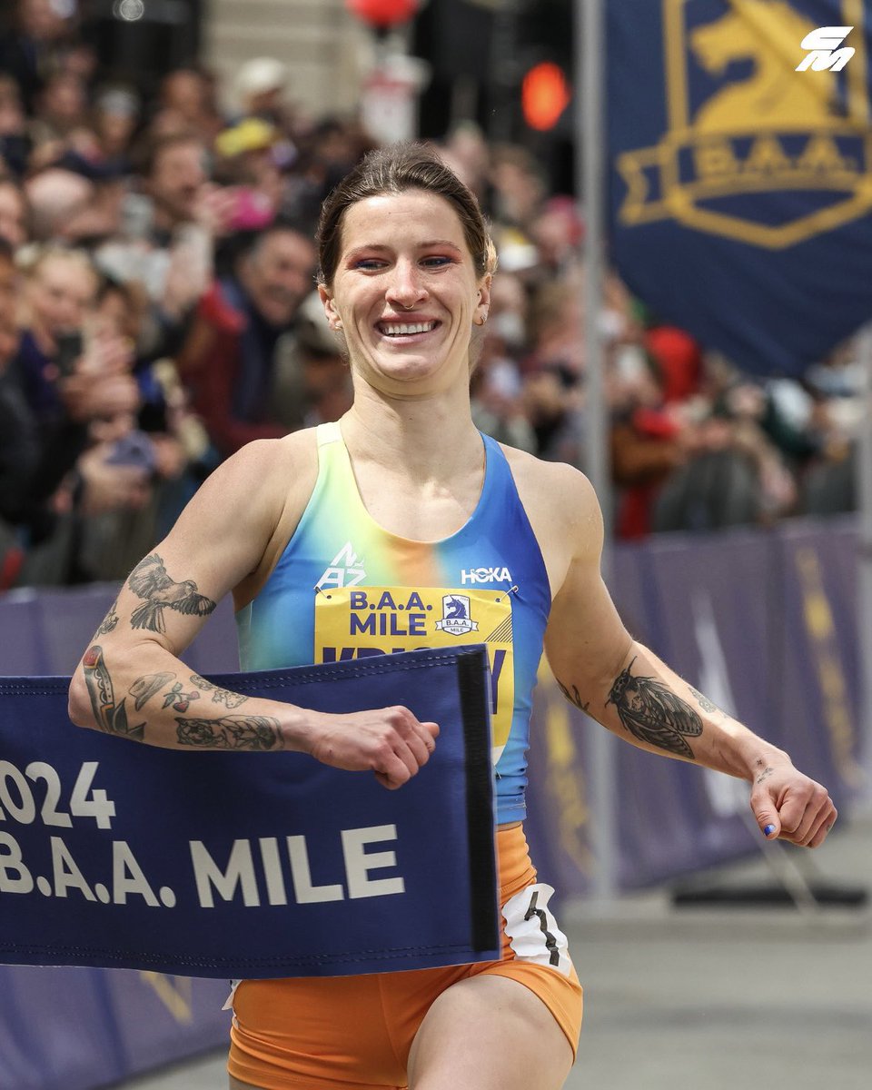 CitiusMag's tweet photo. TWICE AS NICE 🥇🥇
 
@krissykreme03 used experience to her advantage at the 2024 @baa Invitational Mile, positioning herself perfectly to kick to her second straight win in 4:43.
 
The @NAZ_Elite steeplechase specialist channeled last year’s victory into a U.S. title later in the season…. this time around, the sky is the limit 👀