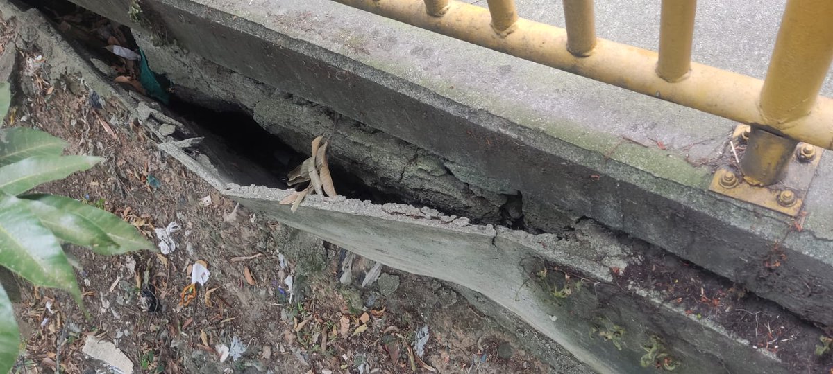 Buenas tardes <a href="/AlcaldiadeMed/">Alcaldía de Medellín</a> esta es una alerta importante porque podría convertirse en una tragedia. Por favor intervenir urgente.

La calle sobre la que parquean los buses se está hundiendo y tiene grietas.

Dirección: Cra. 82 #9A Sur-28, RODEO ALTO- PARADERO DE BUSES ATAVANZA.