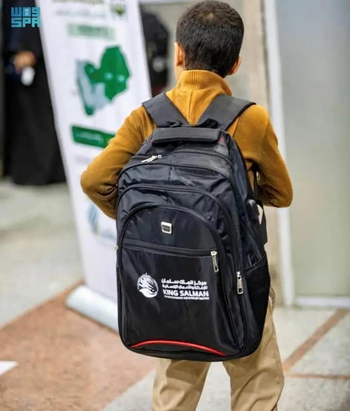 اهتمامًا من خادم الحرمين الشريفين وولي العهد..

منظمة الأمم المتحدة للطفولة (اليونيسيف) تعلن حصول أكثر من 800000 طفل يمني على دعم تعليمي جيد بفضل دعم #السعودية: 

-دعم مالي سعودي قدره 6.2 ملايين دولار أمريكي

-حقائب مدرسية

-مستلزمات ترفيهية تشجيعية

 -تدريب 7,520 معلم ومعلمة في