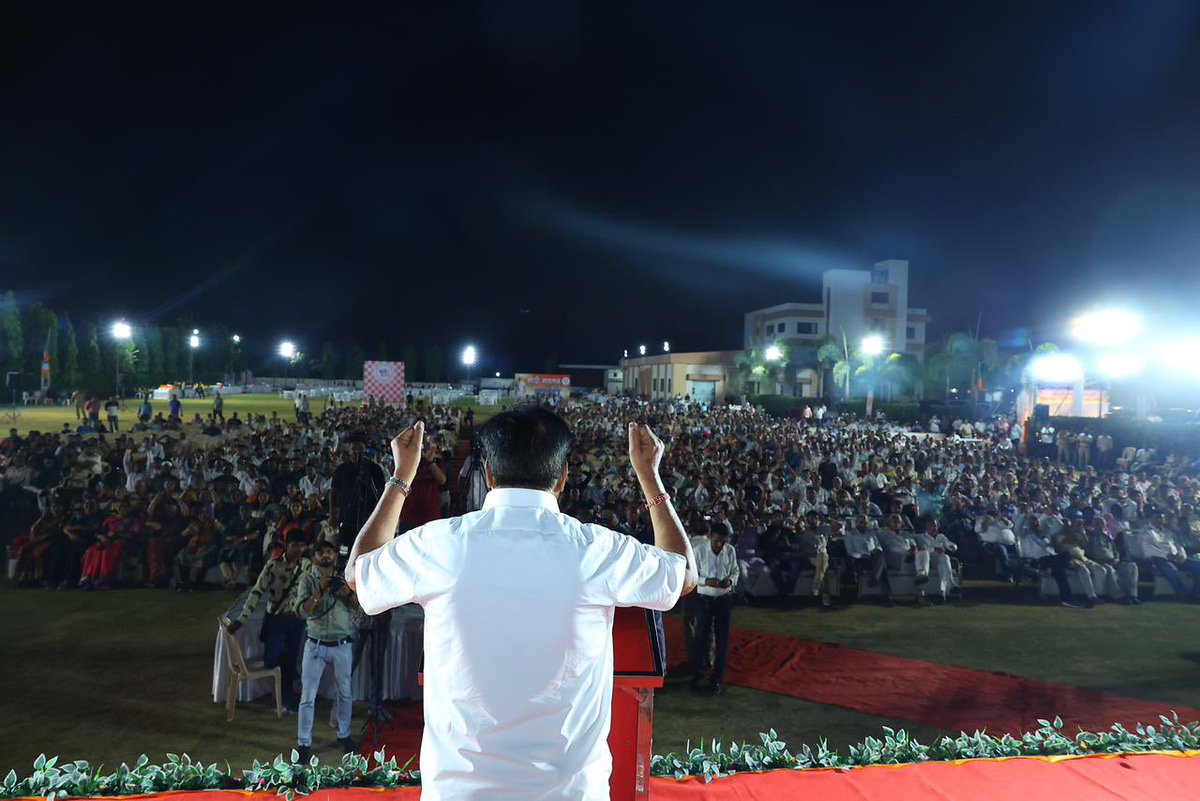 CRPaatil's tweet photo. આજે નવસારી ખાતે યોજાયેલા ભવ્ય ખેડૂત સ્નેહ સંમેલનમાં ઉપસ્થિત રહી સૌ અન્નદાતાશ્રીઓ સાથે સંવાદ સાધવાનું સૌભાગ્ય મળ્યું. 

મને નવસારી અને સુરત જીલ્લાનાં ખેડૂતશ્રીઓનું સંગઠન જોઇ ખૂબ આનંદ થાય છે, ખેડૂતોનું સંગઠન કેવું હોવું જોઇએ-એ નવસારી અને સુરત જીલ્લાનાં ખેડૂતશ્રીઓ પાસે શીખવા જેવું છે. 

આજે સૌ ખેડૂતશ્રીઓનાં ચહેરા પર આપણાં માનનીય પ્રધાનમંત્રી શ્રી નરેન્દ્રભાઇ મોદી સાહેબ પરત્વેનો વિશ્વાસ છલકાઇ રહ્યો હતો, મને વિશ્વાસ છે કે નરેન્દ્રભાઇ મોદી સાહેબને ત્રીજીવાર પ્રધાનમંત્રી બનાવવા અને નવસારીનો રેકોર્ડ જાળવી રાખવા સુરત અને નવસારી જીલ્લાનાં ખેડૂતશ્રીઓ તૈયાર છે.

#ModiKiGuarantee
#ModiKaParivar
#AbkiBar400Par
#PhirEkBaarModiSarkaar