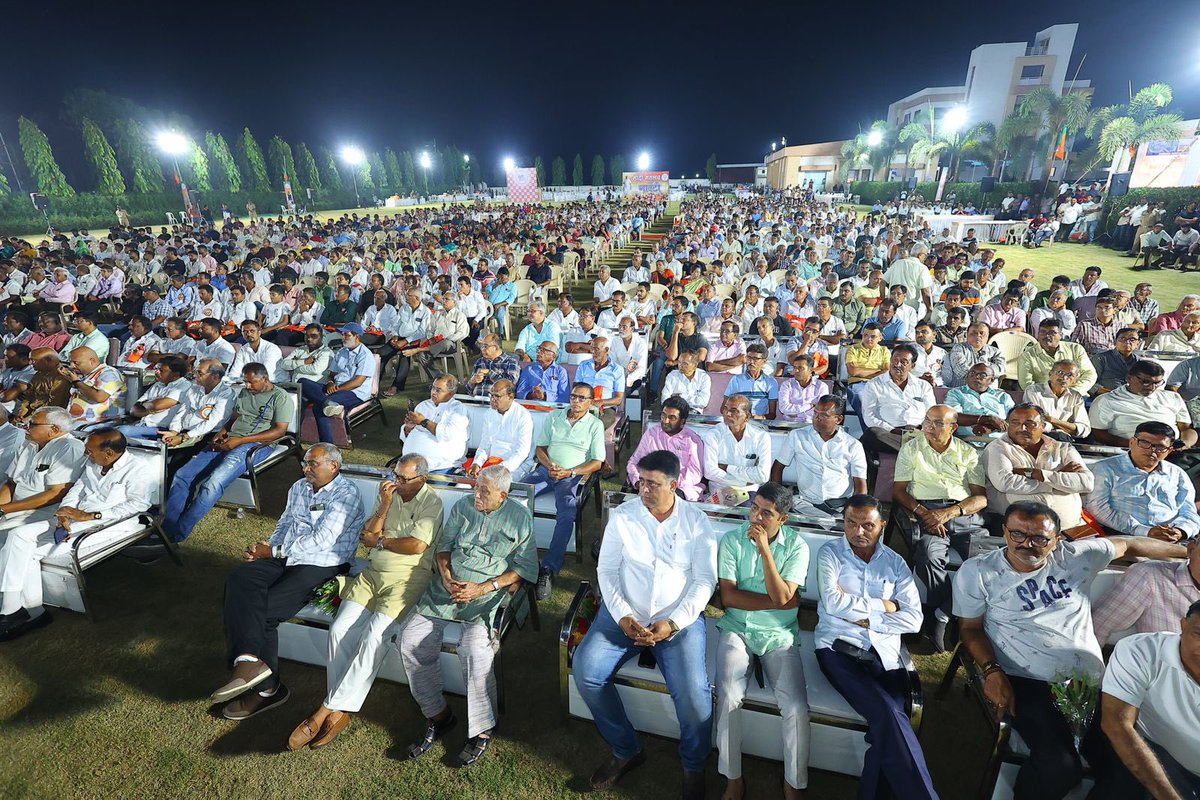 CRPaatil's tweet photo. આજે નવસારી ખાતે યોજાયેલા ભવ્ય ખેડૂત સ્નેહ સંમેલનમાં ઉપસ્થિત રહી સૌ અન્નદાતાશ્રીઓ સાથે સંવાદ સાધવાનું સૌભાગ્ય મળ્યું. 

મને નવસારી અને સુરત જીલ્લાનાં ખેડૂતશ્રીઓનું સંગઠન જોઇ ખૂબ આનંદ થાય છે, ખેડૂતોનું સંગઠન કેવું હોવું જોઇએ-એ નવસારી અને સુરત જીલ્લાનાં ખેડૂતશ્રીઓ પાસે શીખવા જેવું છે. 

આજે સૌ ખેડૂતશ્રીઓનાં ચહેરા પર આપણાં માનનીય પ્રધાનમંત્રી શ્રી નરેન્દ્રભાઇ મોદી સાહેબ પરત્વેનો વિશ્વાસ છલકાઇ રહ્યો હતો, મને વિશ્વાસ છે કે નરેન્દ્રભાઇ મોદી સાહેબને ત્રીજીવાર પ્રધાનમંત્રી બનાવવા અને નવસારીનો રેકોર્ડ જાળવી રાખવા સુરત અને નવસારી જીલ્લાનાં ખેડૂતશ્રીઓ તૈયાર છે.

#ModiKiGuarantee
#ModiKaParivar
#AbkiBar400Par
#PhirEkBaarModiSarkaar