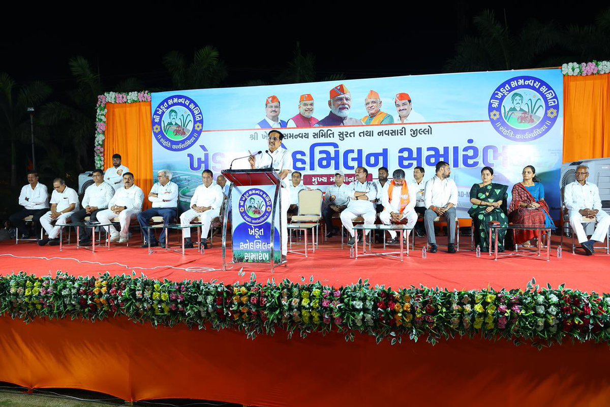 CRPaatil's tweet photo. આજે નવસારી ખાતે યોજાયેલા ભવ્ય ખેડૂત સ્નેહ સંમેલનમાં ઉપસ્થિત રહી સૌ અન્નદાતાશ્રીઓ સાથે સંવાદ સાધવાનું સૌભાગ્ય મળ્યું. 

મને નવસારી અને સુરત જીલ્લાનાં ખેડૂતશ્રીઓનું સંગઠન જોઇ ખૂબ આનંદ થાય છે, ખેડૂતોનું સંગઠન કેવું હોવું જોઇએ-એ નવસારી અને સુરત જીલ્લાનાં ખેડૂતશ્રીઓ પાસે શીખવા જેવું છે. 

આજે સૌ ખેડૂતશ્રીઓનાં ચહેરા પર આપણાં માનનીય પ્રધાનમંત્રી શ્રી નરેન્દ્રભાઇ મોદી સાહેબ પરત્વેનો વિશ્વાસ છલકાઇ રહ્યો હતો, મને વિશ્વાસ છે કે નરેન્દ્રભાઇ મોદી સાહેબને ત્રીજીવાર પ્રધાનમંત્રી બનાવવા અને નવસારીનો રેકોર્ડ જાળવી રાખવા સુરત અને નવસારી જીલ્લાનાં ખેડૂતશ્રીઓ તૈયાર છે.

#ModiKiGuarantee
#ModiKaParivar
#AbkiBar400Par
#PhirEkBaarModiSarkaar