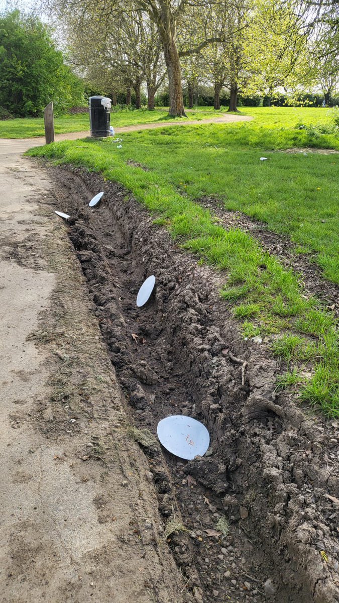 With this lovely weather it’s been great to see so many people enjoying the park. Please remember to either put your rubbish in a bin or take it home. Thank you 😊 #litter #harrowparks #headstonemanor