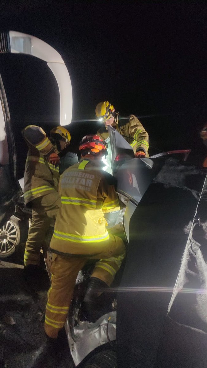 Colisão frontal entre carro e ônibus com vítima fatal presa às ferragens na BR-040, próximo ao Trevo Salvaterra, em Juiz de Fora. Chamada nessa madrugada (13). O ônibus de turismo (sem feridos) seguia de Nova Lima para Cabo Frio. No carro havia um casal, o motorista veio à óbito.