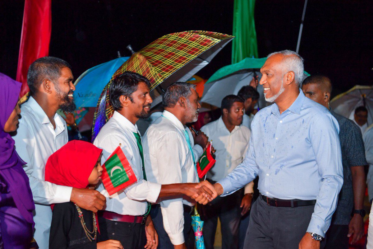President Dr @MMuizzu arrived in Nilandhoo Island of North Nilandhe Atoll. Upon their arrival, the President and his delegation were warmly received by the residential community.