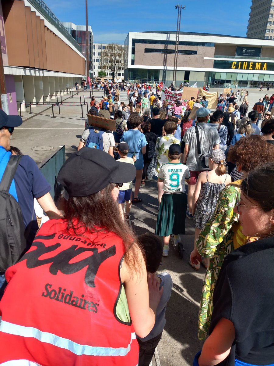 Nous ne voulons pas d'un "choc des savoirs" mais nous voulons un choc de moyens et de reconnaissance pour l'école publique ! 
Nous avons défilé ensemble, parents, enseignants et @ElusEcoloRennes contre cette réforme qui creuserait encore plus les inégalités scolaires et sociales.