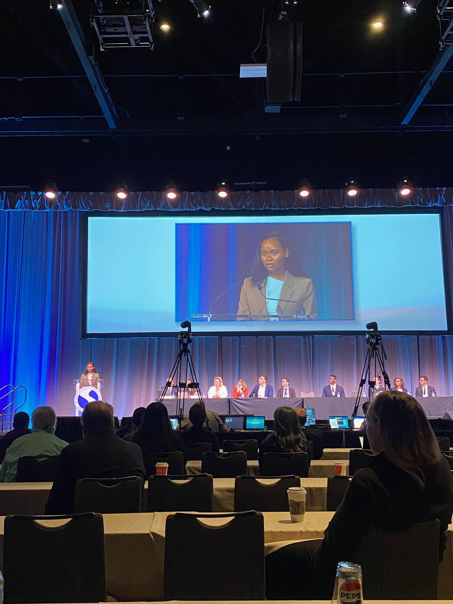 uchicagosurgres's tweet photo. @DThompson2021 controlling large rooms at #asbrs24 discussing patient perceptions of time delays in breast cancer diagnosis and treatment. Very proud of you Dr. Thompson. 💐@uchicagosurgery https://t.co/QeMZkOKNst