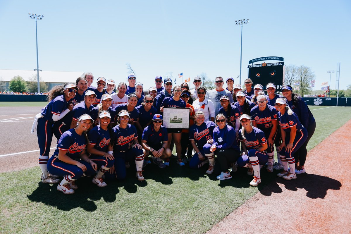 clemsonsoftball's tweet photo. So much love for our senior manager, Weeva 🫶 https://t.co/a3zzKZiIHa