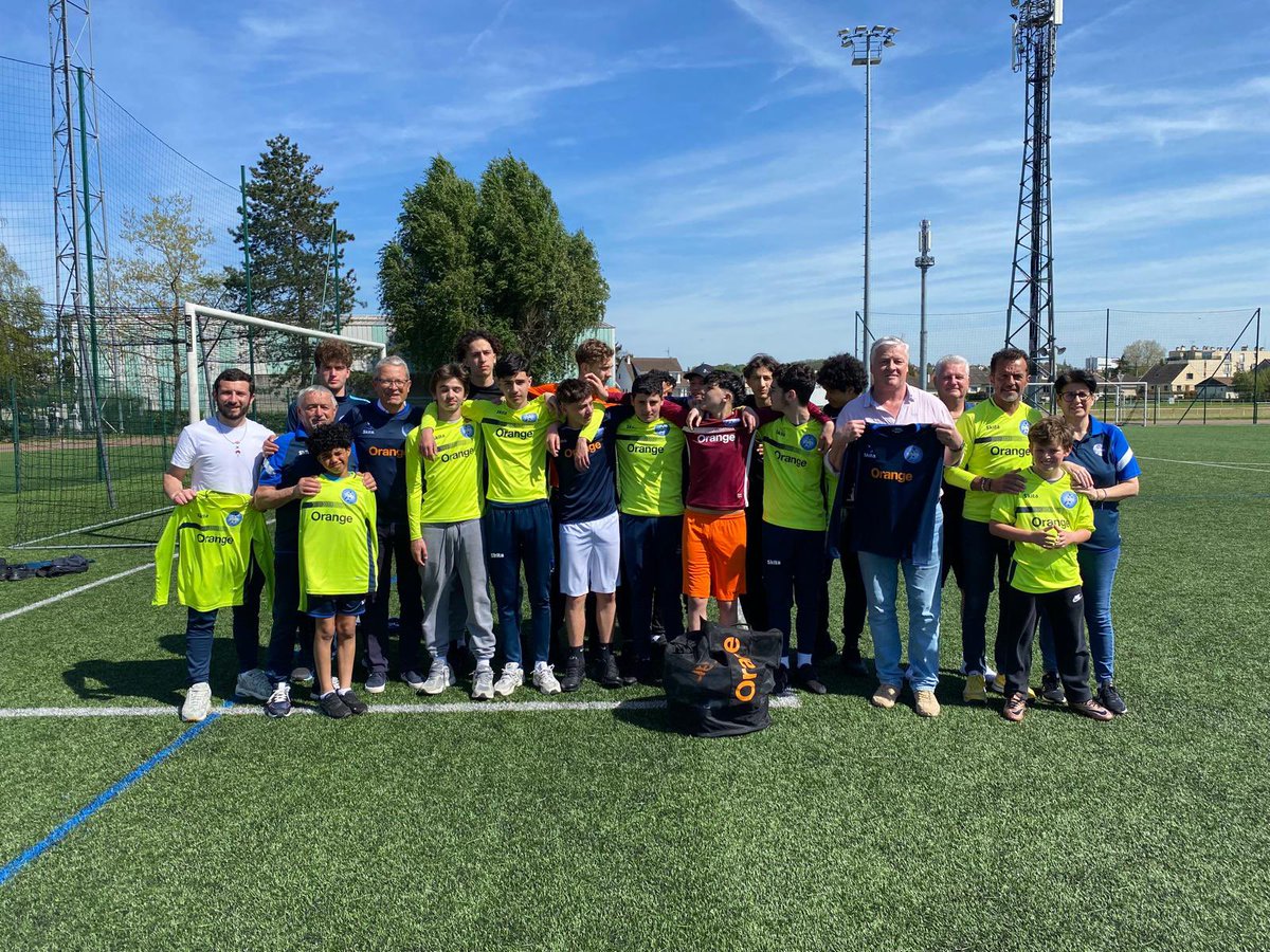 PhilippeWolak's tweet photo. Remise officielle des dotations au club @USVA_Foot @district94500 dans le cadre du programme @orange football amateur. Merci Messieurs les maires #AblonSurSeine #EricGrillon et #VilleneuveLeRoi @gonzales94290 d’avoir arboré les maillots cc @OrangeIDF @KarelleMbobda @david_orzech https://t.co/HnhTfRKS37