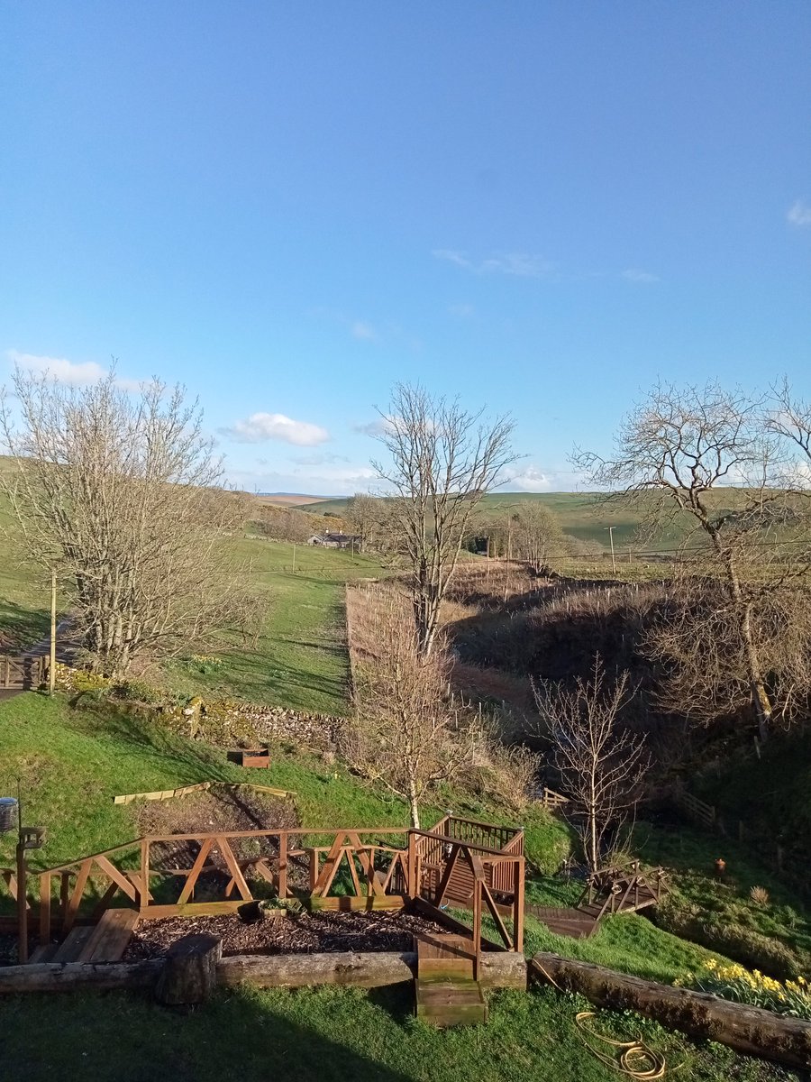 Just been upstairs trying to find a mobile single for the phone I didn't feel like putting on my boots,had no look but it's the first time we've had a blue sky for a while.