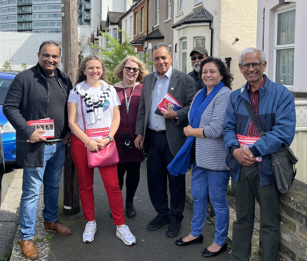 Sunny reception for @uklabour today in Brentford, Teddington, Mortlake, Hounslow & more! ✅ Free school meals ✅ TfL fares freeze ✅ Net zero by 2030 🌹Vote @SadiqKhan & me on 2 May🌹