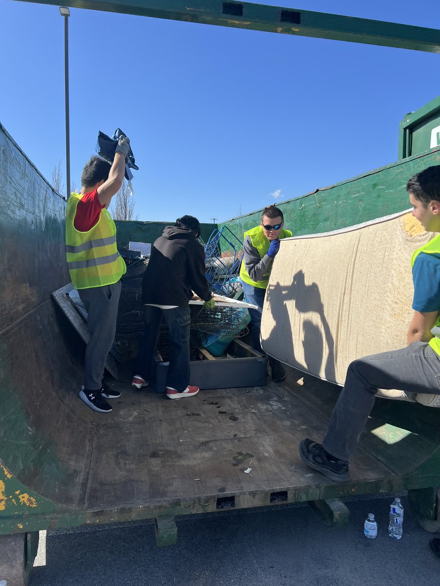 The first 'Biggest Litte Spring Cleaning' is happening now at UNR with HERO Environmental Services and Redwood Materials until noon or until bins are full. The E-waste/large appliance bins are full already! Future dates and accepted items at bit.ly/RenoSpringClea…