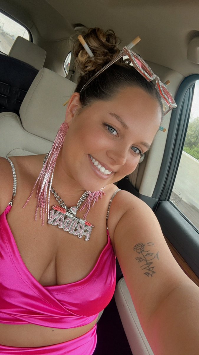 blondbitty's tweet photo. Thank you @NICKIMINAJ for making my childhood dream come true! Welcome to Gag City ! 💓 #GagCityColumbus #GagCityOHIO #PinkFriday2Tour https://t.co/uBYss5itmv