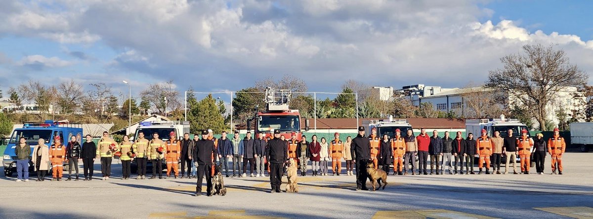 Ülkemizdeki afet bilincini artırmak üzere gerçekleştirdiğimiz Afetlere Bugünden Hazır Ol etkinliğimiz ile Ankara’da @Halkbank çalışanlarından 33 gönüllü @Jandarma Genel Komutanlığı #JÖAK biriminde efetler konusunda saha eğitimine katıldılar. #medikalturizmderneği @drsinanibis