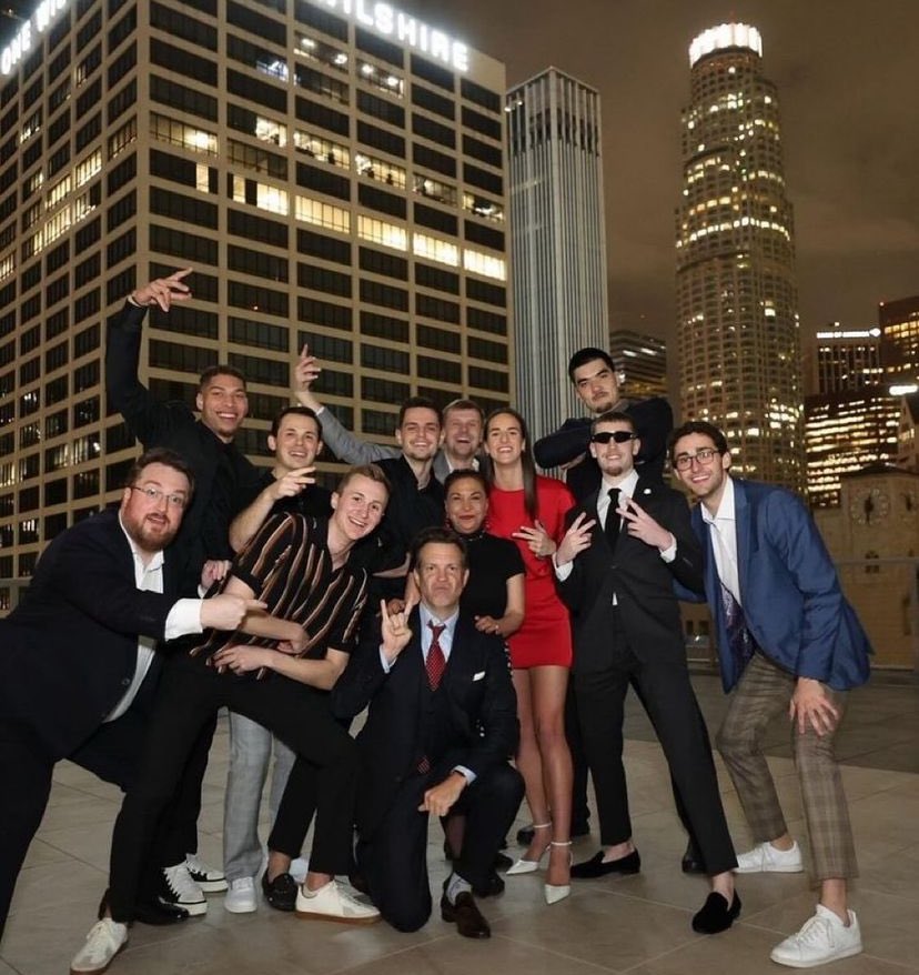 This picture just feels iconic. 

Caitlin Clark &amp; Zach Edey pose for a group photo at an awards show. 

Both were two time NPOY &amp; set records along the way. Men’s &amp; Women’s College Basketball may not see this kind of dominance again for a long time 👏🏻