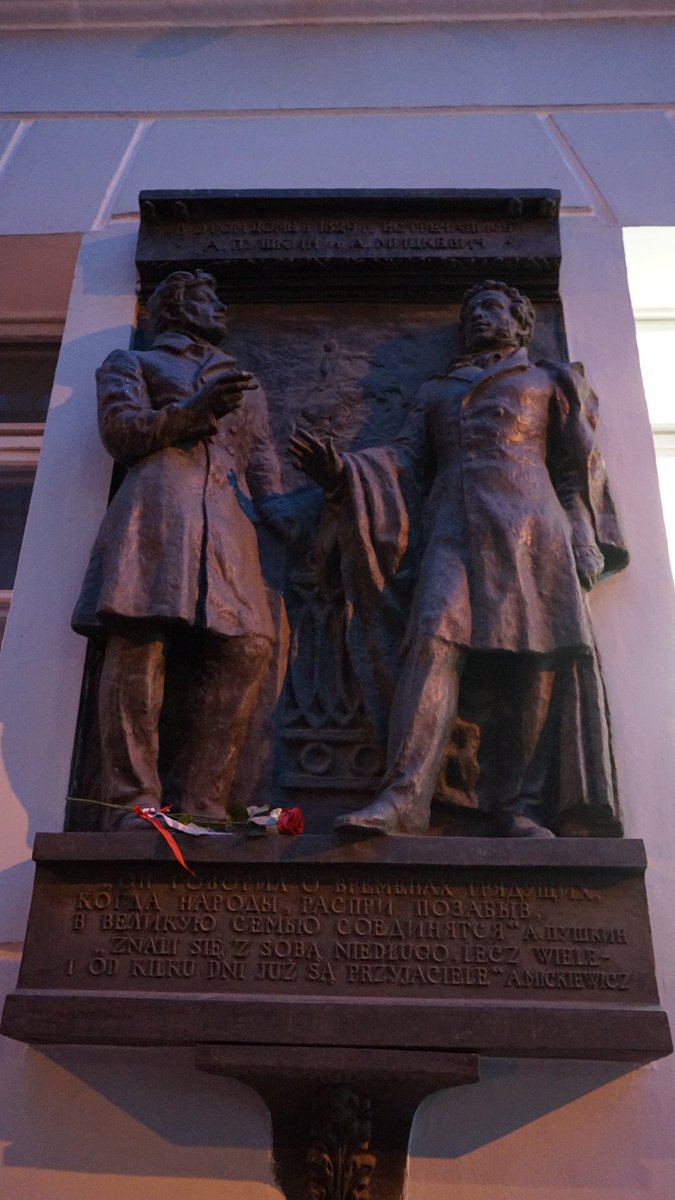 demna25's tweet photo. Поискала вчера польские места в Москве и сегодня, в День памяти жертв катынского преступления, положила цветы розы: белую и красную в ноги польского поэта Адама Мицкевича. 
Тут он бывал, когда жил в Москве. Светлая память всем погибшим! #zbrodnia_katyńska #Катынь https://t.co/mAp6e7iNVZ