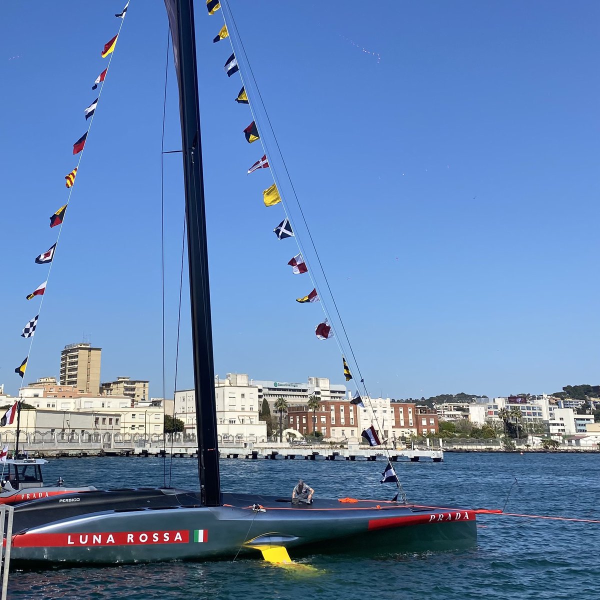 Il mare di Cagliari si tinge di argento. Il varo di #LunaRossa #AC75 è realtà. Tecnologia, bellezza, passione, competitivita danno vita ad una imbarcazione eccezionale che, da ora, comincia la sua sfida alla 37ma #AmericasCup. Unipol Official Sponsor of Luna Rossa Prada Pirelli