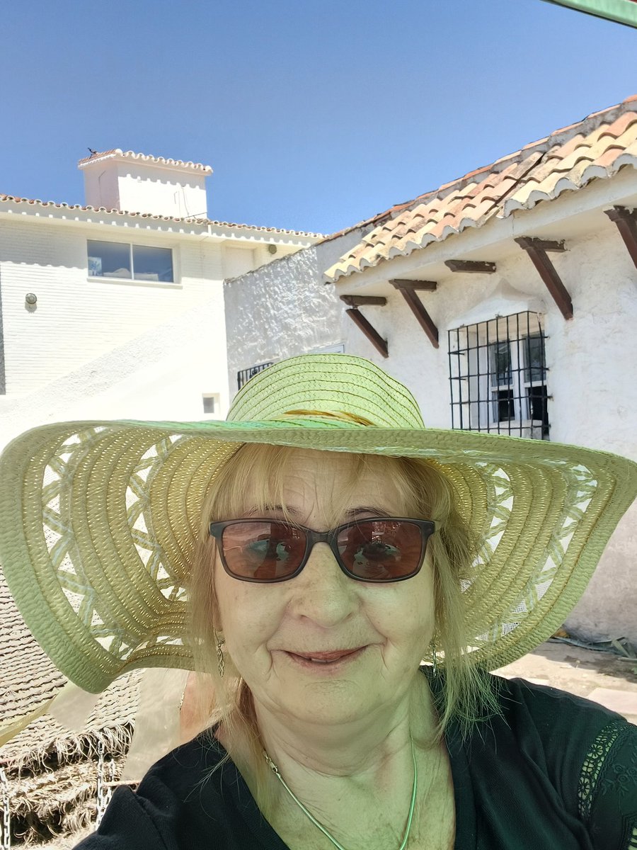 tineperry62's tweet photo. Getting old turning into my mum ) https://t.co/NOipkxvXsd