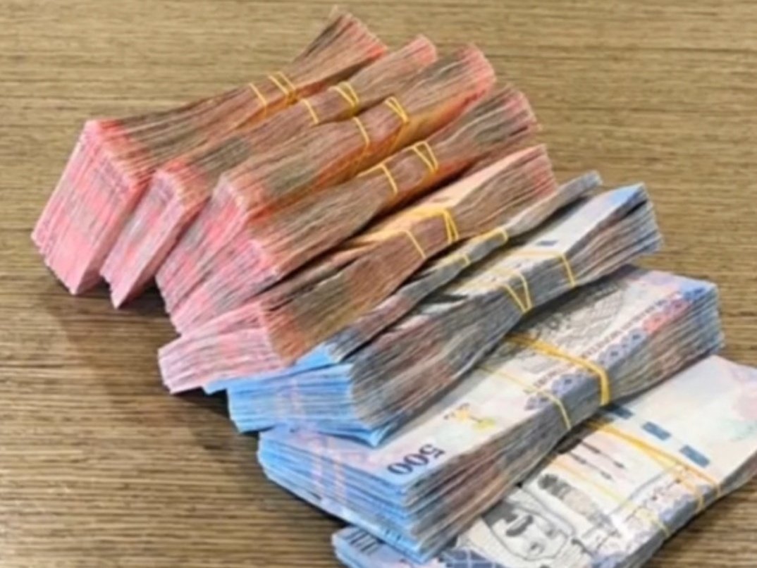MsaKhyr's tweet photo. لقد تمت الأشاره اليك اكتب كم المبلغ الي يحل جميع مشاكلك
بكل صدق وأمانه..؟
رتويت
متابعه الحساب  
وعلق ب تم
أختار رقم الظرف ، ولك فيها جائزه 👏🏻😍:
١-✉️    ٢-✉️     ٣-✉️     ٤-✉️

٥-✉️    ٦-✉️     ٧-✉️     ٨ -✉️
ارسل اسمك ورقم جوالك خاص#فوازير_غازي_الذيابي10 https://t.co/gIYasESddy