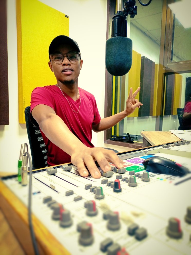 Your official weekend show is on 😎 Ndani ya nyumba ni @DJRICKSKENYA na mix sio za kubahatisha. Ni #Dundaa Stream 🌐 ghettoradio.co.ke Tuchapiane 🤙 0711443886