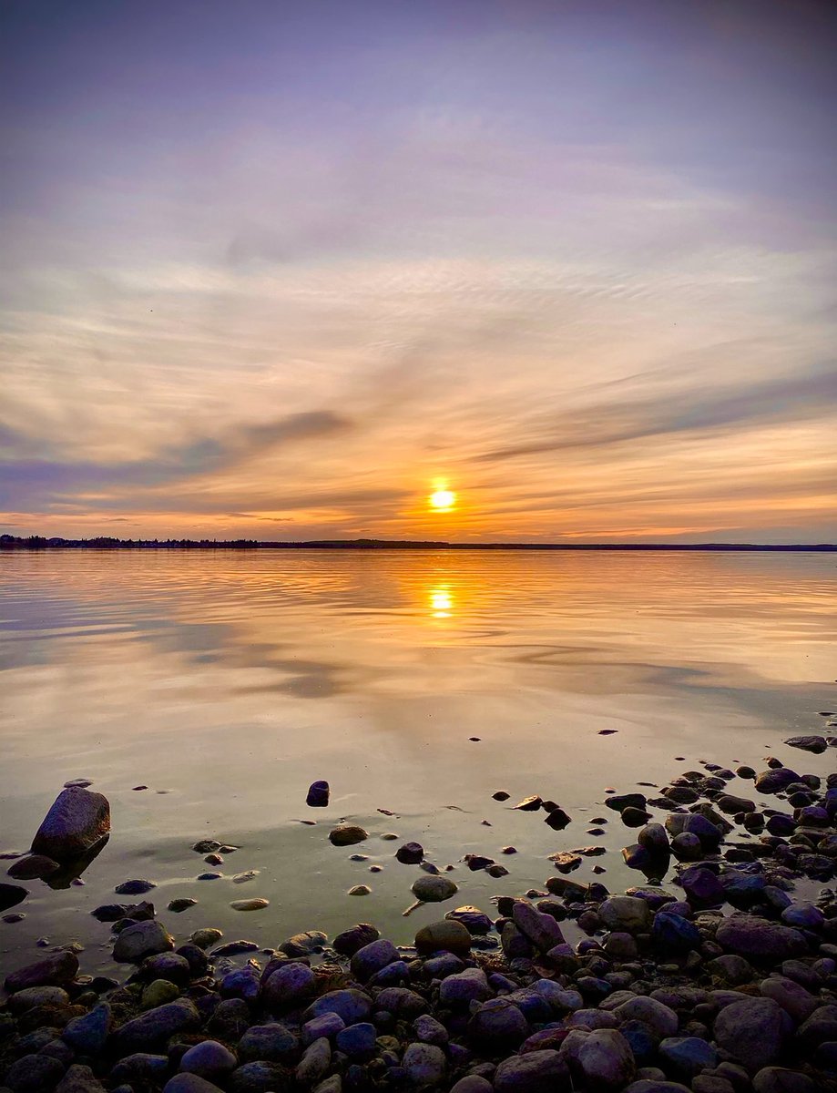 As the ice melts slowly off the lake, I reminded that soon these beautiful evening views will return. Happy Saturday everyone! #ColdLakeAlbertaCanada #NorthernBeauty #springtime #scenic #Shoreline #nature #outdoors #naturelovers #natureza #nature_perfection #nature_brilliance