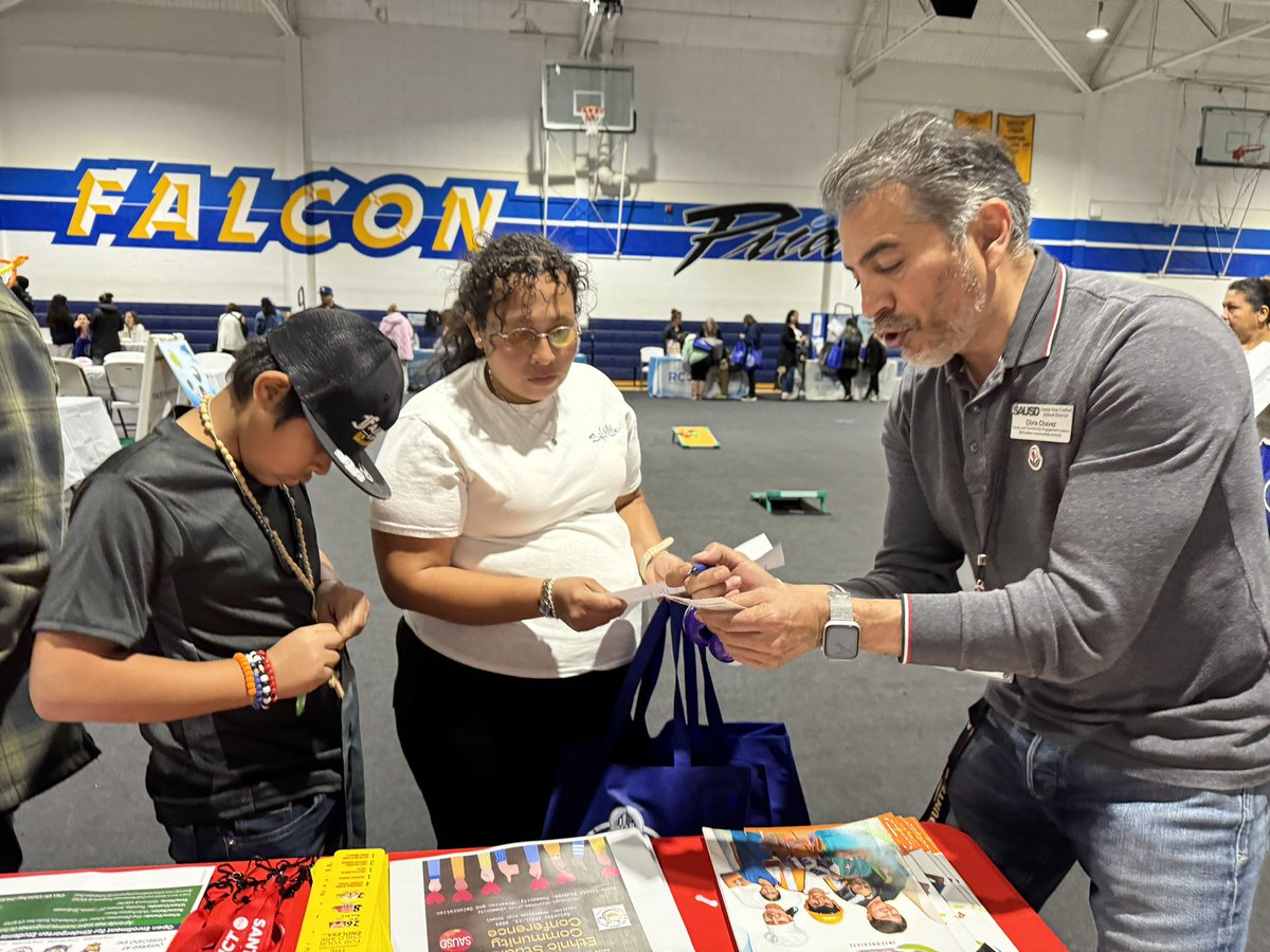 👋Catch our #SAUSD Information Booth out in the community today at OC Supervisor Vicente Sarmiento and Mayor Pro Tem Thai Viet Phan’s Community Resource and Health Fair at Valley High School! Stop by to learn more about our programs & offerings! #WeAreSAUSD #SAUSDBetterTogether