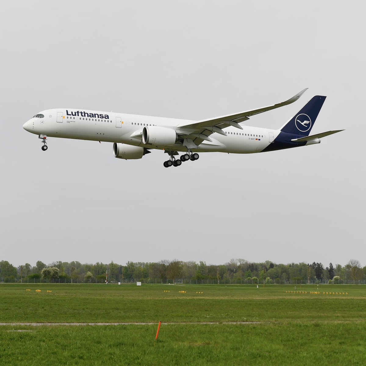 Touchdown @MUC_Airport 🛬 Today, a very special Airbus Aircraft #A350 touched down at Munich Airport with flight number LH9581! D-AIXT is the first aircraft that will fly out into the world with the new Allegris cabin, a cabin featuring new products in all classes! 💺 Thomas