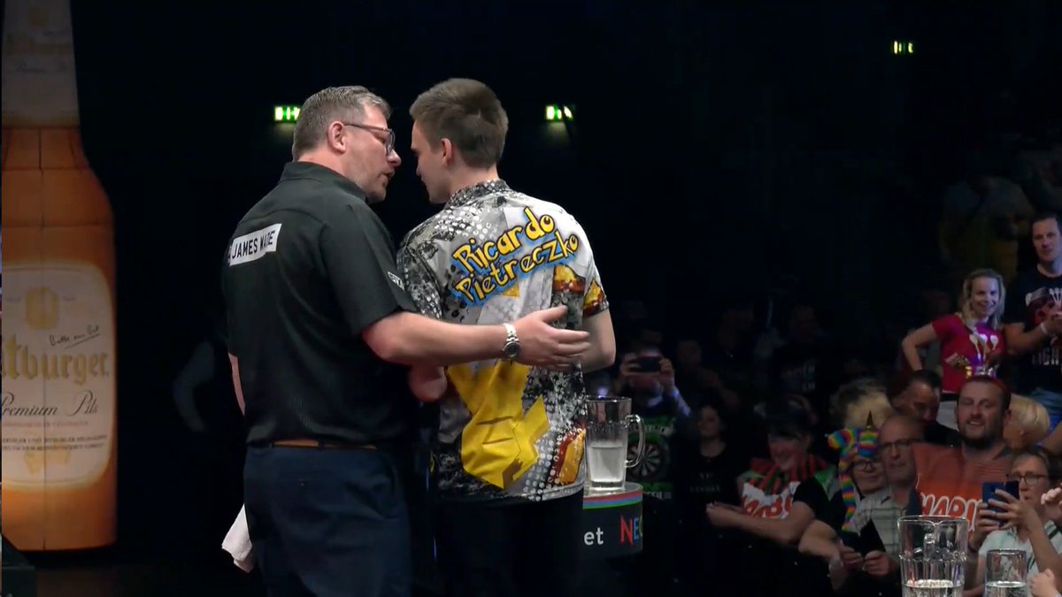 𝗣𝗜𝗞𝗔𝗖𝗛𝗨 𝗣𝗨𝗧𝗦 𝗢𝗨𝗧 𝗧𝗛𝗘 𝗠𝗔𝗖𝗛𝗜𝗡𝗘 🇩🇪 Ricardo Pietreczko holds his nerve to close out a 6-5 victory over James Wade with a 98.2 average and 66% on the doubles in tonight's opener! #IDO24