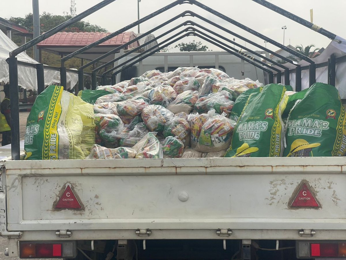 hislovefdn's tweet photo. The Redeemed Christian Church of God City of David Abuja Supports the Islamic Foundation (NASFAT) Abuja in Feeding over 30,000 Muslim Faithfuls During the Ramadan Fast.  #RCCG #Codabuja #redeemcsr #love&amp;compassion https://t.co/2gjhjJReSu