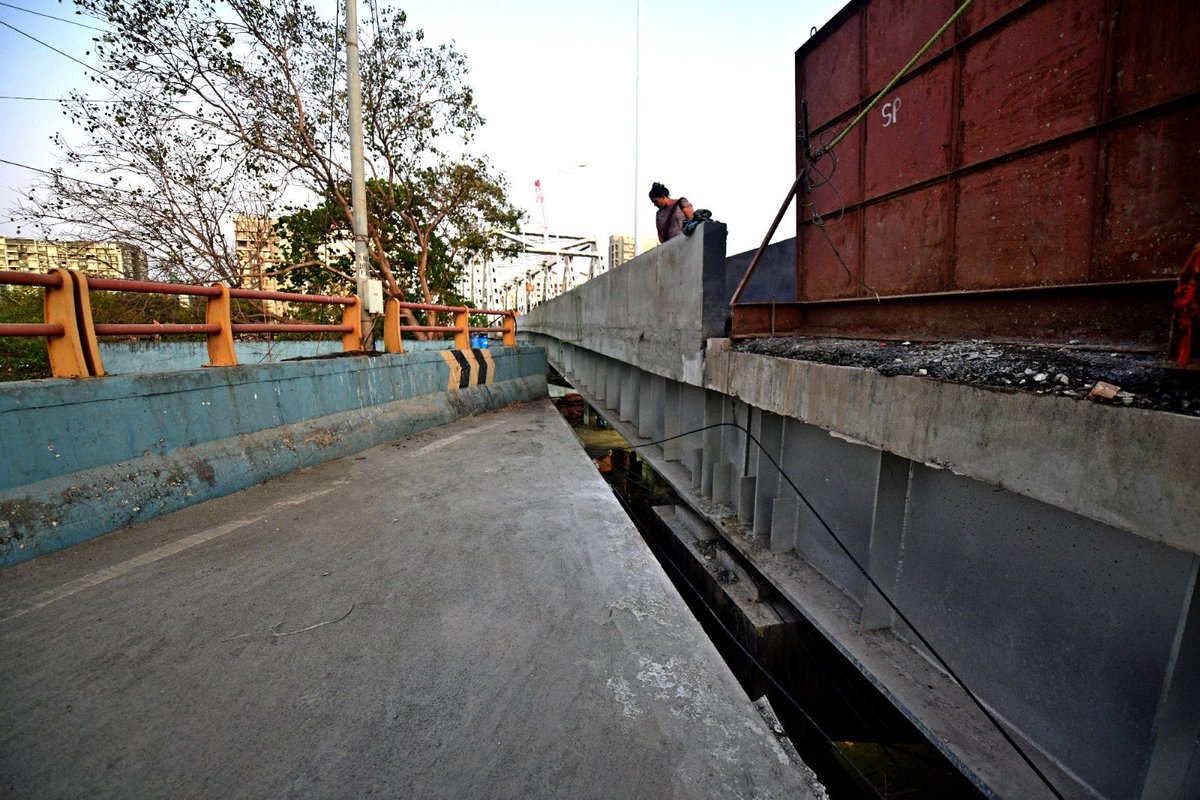 On Sunday at 4 pm @mybmc to begin works on connecting #Andheri’s Gokhale bridge to CD barfiwala flyover in presence of IIT-B and VJTI who have submitted a report stating connecting the two flyovers is possible. (Below pic shows the gap between the two bridges)