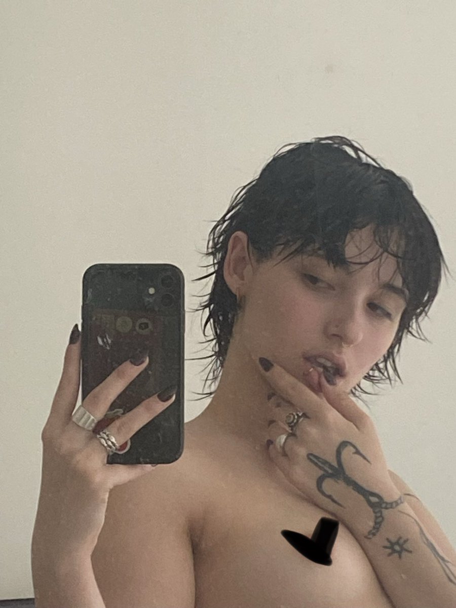 NeuroCheeky's tweet photo. Getting ready for tonight’s shoot, modeling for my friends fashion final <3 https://t.co/IxbNXXvaM6