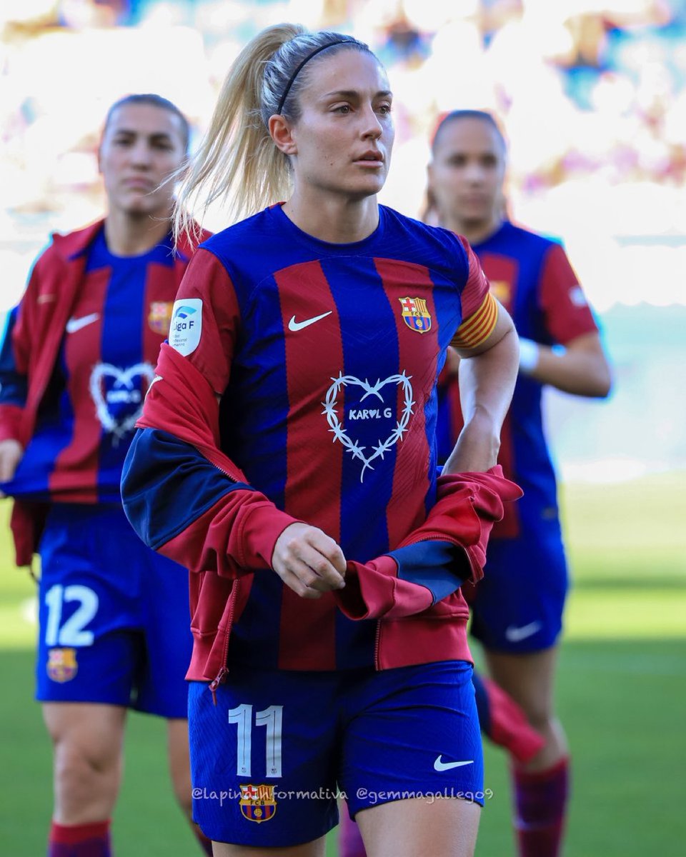 El equipo femenino del FC Barcelona ahora con la camiseta de Karol G en su partido contra el Villarreal 🧜‍♀️💙❤️