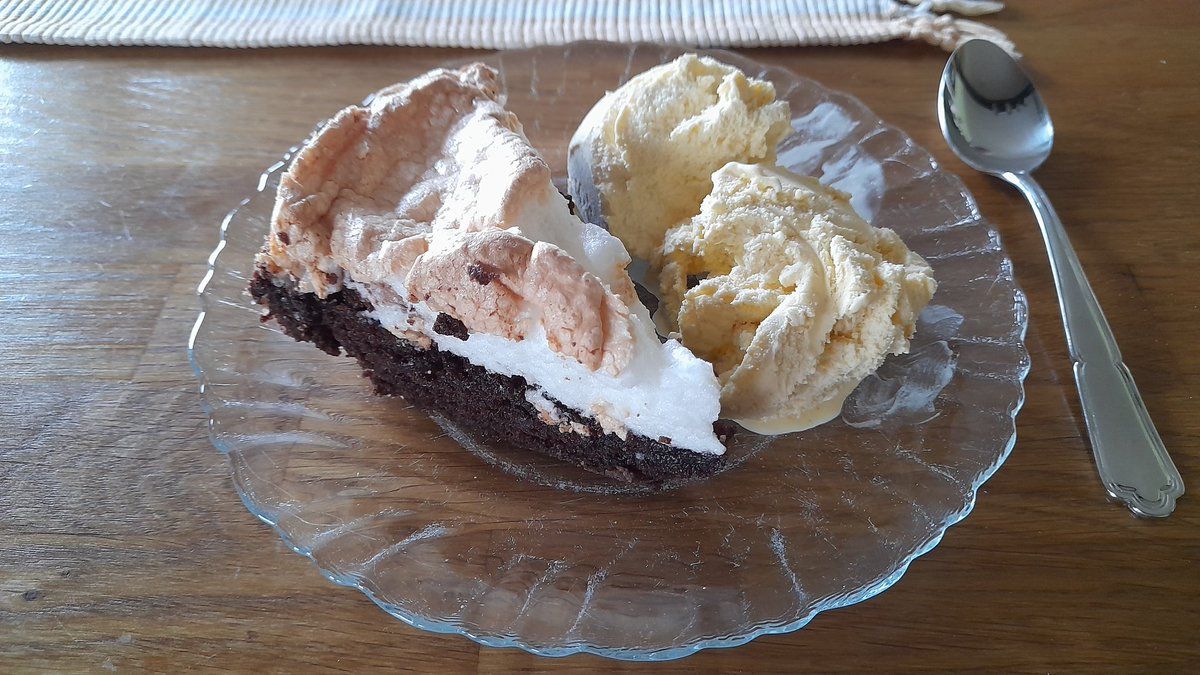 SwedishGamester's tweet photo. #DinnerIsServed: a rich and delicious #FishSoup served with shrimps, bread and #WhiteWine. And for #desert we're having a slice of meringue #mudcake served with bourbon vanilla #IceCream!
And let me tell you, it's as #good as it looks! 😋 https://t.co/JbKLThpcaH