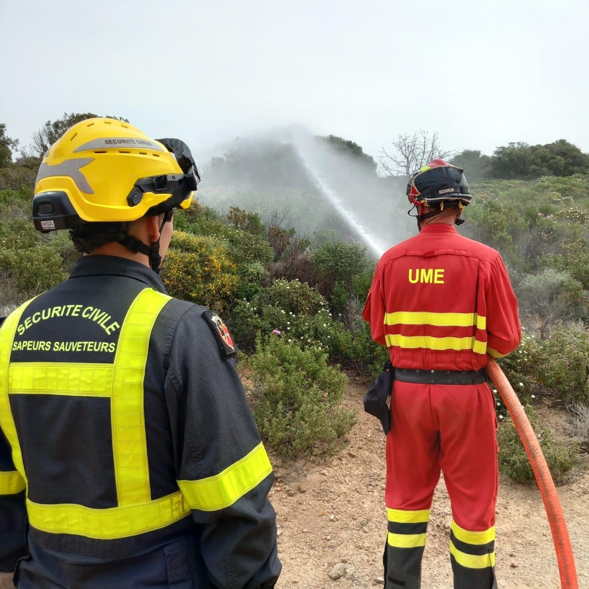 UMEgob's tweet image. Equipos del #BIEM3 🇪🇸 se han desplazado esta semana a #Córcega donde realizaron instrucción #LCIF 🔥 con los compañeros de @UIISC5CORTE 🇫🇷

Además se intercambiaron procedimientos de actuación sobre defensa de punto sensible, establecimiento de línea de control y autoprotección