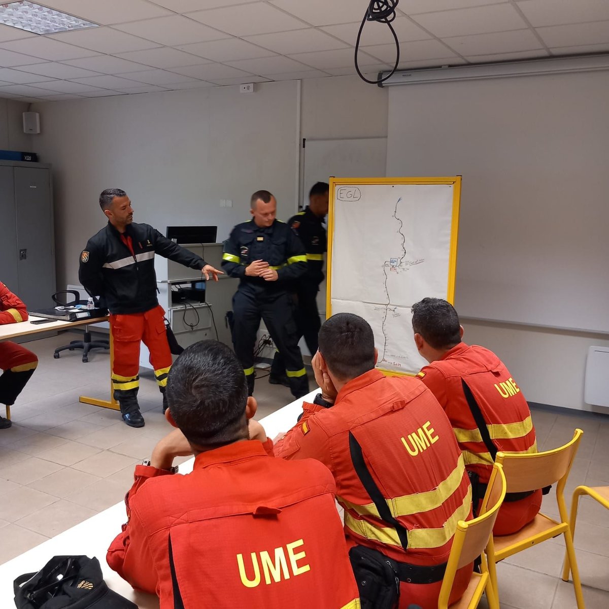 UMEgob's tweet image. Equipos del #BIEM3 🇪🇸 se han desplazado esta semana a #Córcega donde realizaron instrucción #LCIF 🔥 con los compañeros de @UIISC5CORTE 🇫🇷

Además se intercambiaron procedimientos de actuación sobre defensa de punto sensible, establecimiento de línea de control y autoprotección