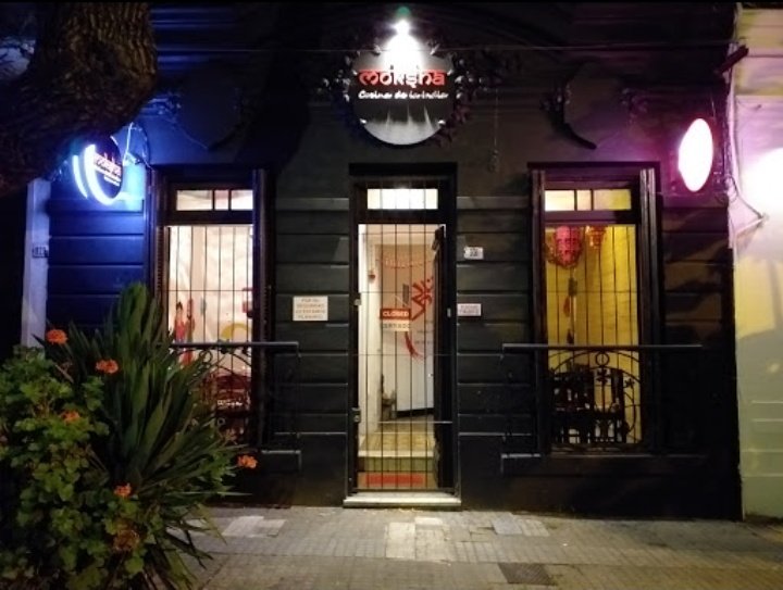 ElOlgaZan's tweet photo. Denunciaron situación de esclavitud en el restaurante Moksha de Pocitos.
Según las denuncias penales presentadas sobre tres locales hay al menos 5 personas que fueron traídas de la India y sometidas a condiciones de semi esclavitud laboral.

Hilo...

(1/10) https://t.co/j7HuGUsBXM