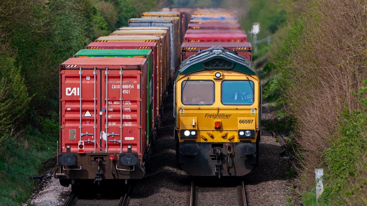 Boxes,Boxes everywhere ! Intermodal coming and going at Thurston @RailFreight @RAIL @FreightmasterUK @TodaysRailways @railcamlive #train #trains #shedwatch #ShedWatch #railways #class66 #Class66 #Freight #RailwayPhotography #TrainPhotography