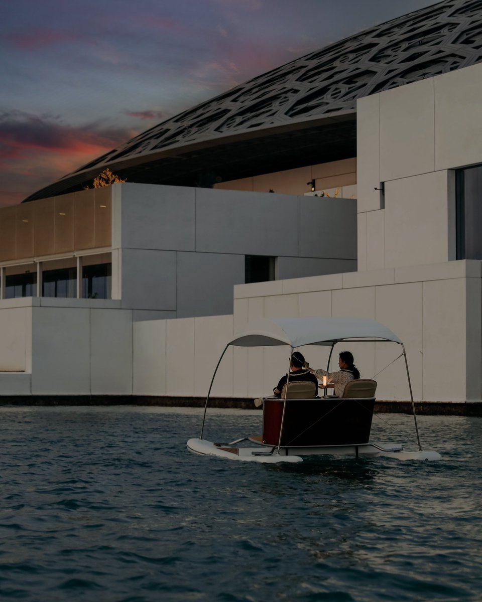 استمتع بالهدوء والسكينة من خلال رحلة على متن قارب الكاتاماران، حيث يمكنك الاستمتاع بالمشهد الرائع للهندسة المعمارية الخاصة بمتحف #اللوفر_أبوظبي🌙⛵. من الذي سيرافقك على متن القارب؟