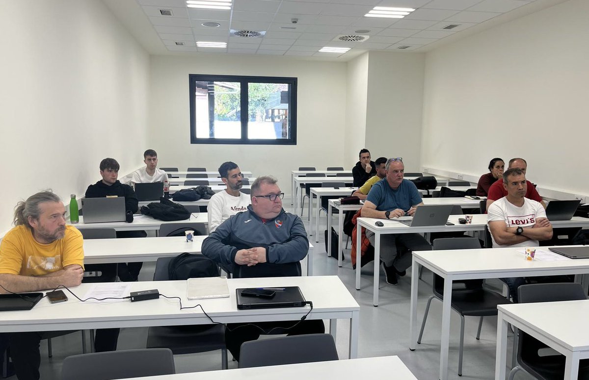 gipuzkoafutbola's tweet photo. Gaur ekin diote Entrenatzaileen Eskolako 12 ikaslek Atezainen Nacional C ikastaroari. Ander Ruiz eta eta Fernando Llopisekin egon dira gaur. 

Hoy hemos arrancado con el Curso Nacional C de porteros y porteras. Los 12 alumnos/as han estado con Ander Ruiz y Fernando Llopis. https://t.co/bxUy9msSRz