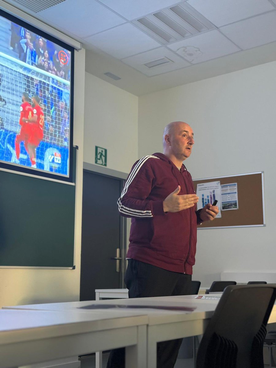 gipuzkoafutbola's tweet photo. Gaur ekin diote Entrenatzaileen Eskolako 12 ikaslek Atezainen Nacional C ikastaroari. Ander Ruiz eta eta Fernando Llopisekin egon dira gaur. 

Hoy hemos arrancado con el Curso Nacional C de porteros y porteras. Los 12 alumnos/as han estado con Ander Ruiz y Fernando Llopis. https://t.co/bxUy9msSRz
