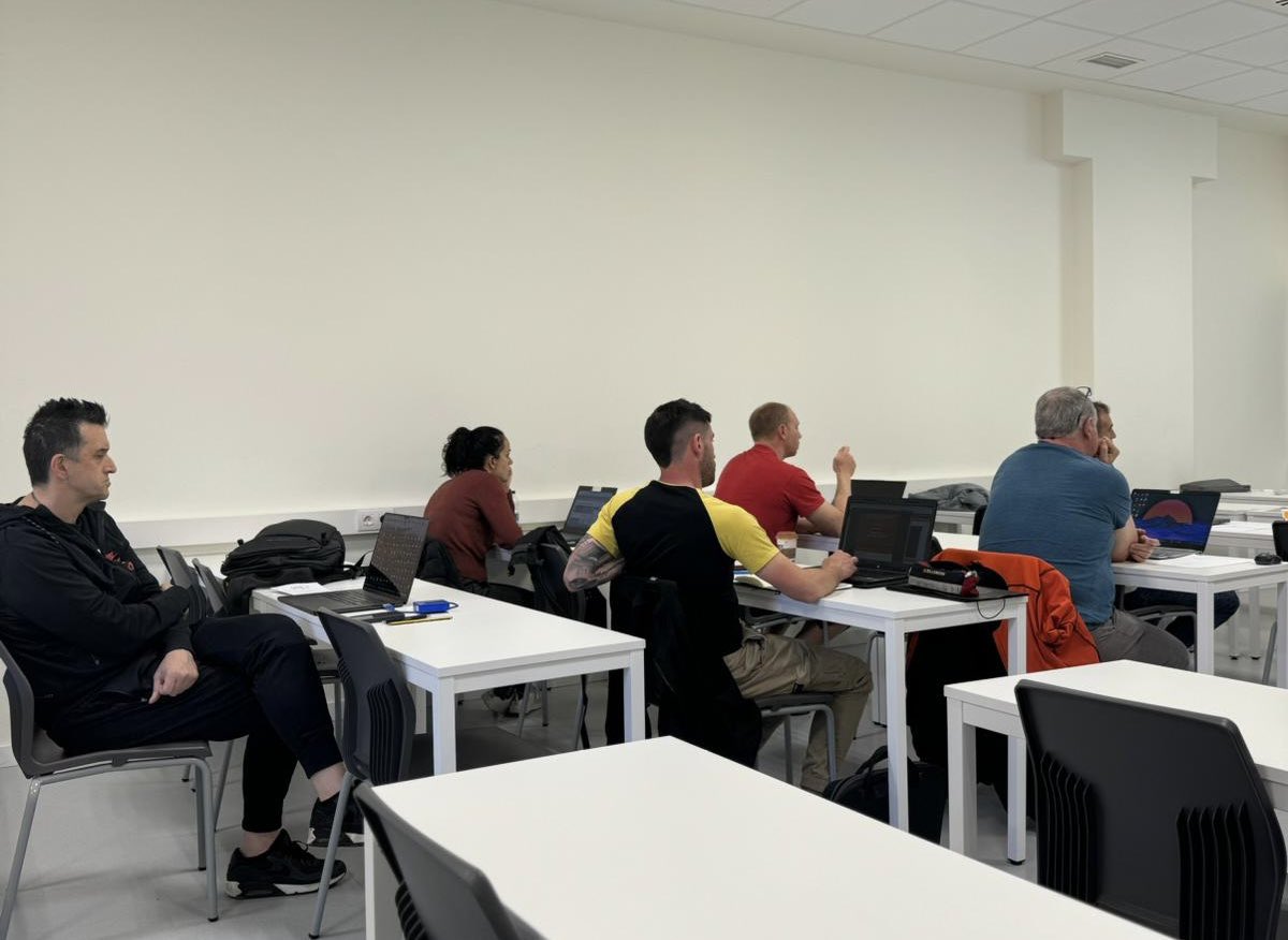 Gaur ekin diote Entrenatzaileen Eskolako 12 ikaslek Atezainen Nacional C ikastaroari. Ander Ruiz eta eta Fernando Llopisekin egon dira gaur. 

Hoy hemos arrancado con el Curso Nacional C de porteros y porteras. Los 12 alumnos/as han estado con Ander Ruiz y Fernando Llopis.